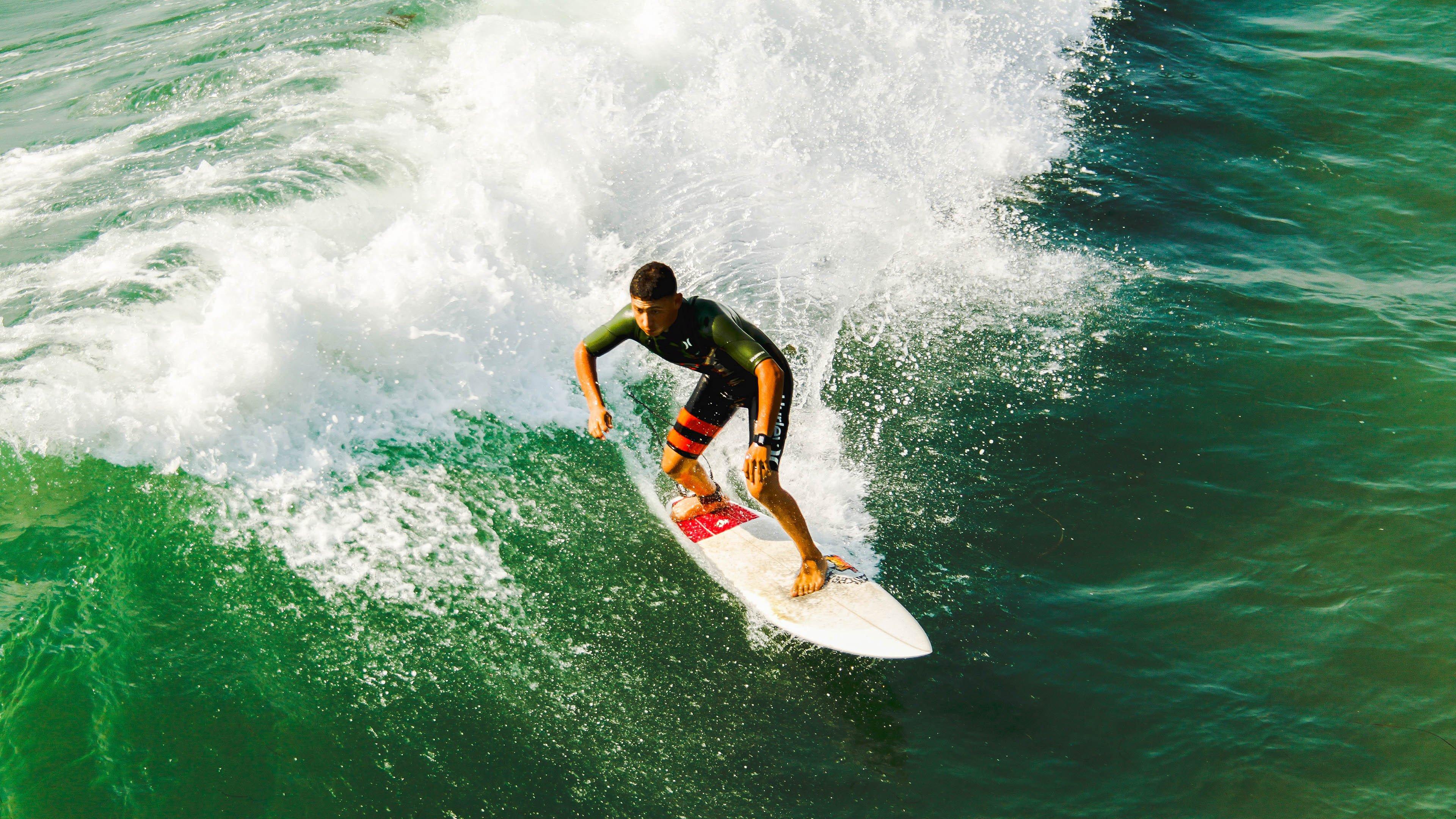 男篮亚预赛首战告捷，团队火力全开斩获关键胜利，媒体人点评，成长可喜但瑕疵需正视